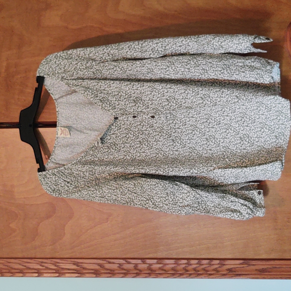 XL Faded Glory Green top with vine pattern